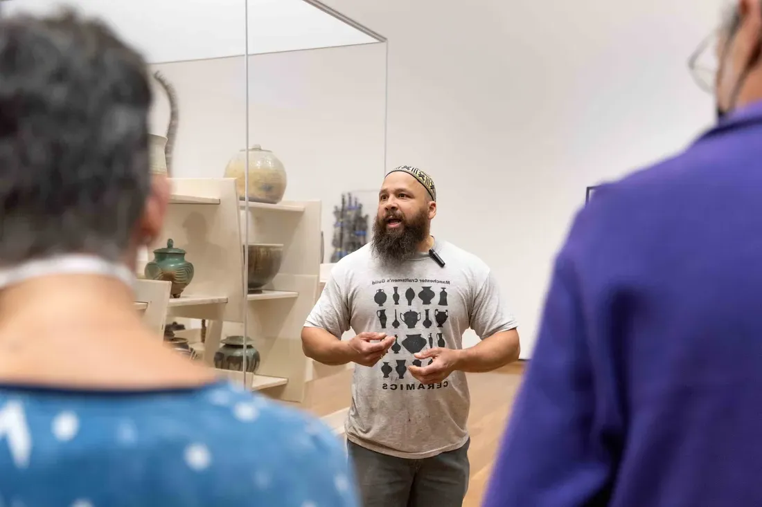 谢里夫·贝在艺术博物馆展示他们的作品.